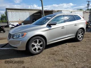 ✅ 2015 Volvo XC60 T6 • VIN: YV4902RK1F2721171 • Lot: 70708115. Wystawiony na Copart z przebiegiem 98 634 mil. Bezpłatny archiwum sprzedaży aukcyjnych z USA i szczegółowy raport historii pojazdu na DreamBid. Zdjęcie 1.