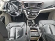 ✅ 2017 Chrysler Pacifica Touring L • VIN: 2C4RC1BG7HR759101 • Lot: 82096265. Wystawiony na Copart z przebiegiem Nie podano. Bezpłatny archiwum sprzedaży aukcyjnych z USA i szczegółowy raport historii pojazdu na DreamBid. Zdjęcie 8.