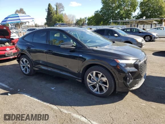 ✅ 2024 Audi Q4 e-tron Sportback Premium Plus • VIN: WA13UBFZXRP058327 • Lot: 47115475. Wystawiony na Copart z przebiegiem 5 821 mil. Bezpłatny archiwum sprzedaży aukcyjnych z USA i szczegółowy raport historii pojazdu na DreamBid. Zdjęcie 4.