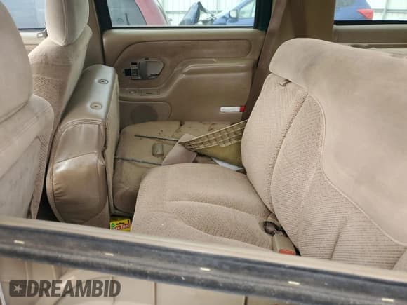 ✅ 1995 Chevrolet Suburban • VIN: 1GNFK16K0SJ430411 • Lot: 79208624. Wystawiony na Copart z przebiegiem 316 229 mil. Bezpłatny archiwum sprzedaży aukcyjnych z USA i szczegółowy raport historii pojazdu na DreamBid. Zdjęcie 11.