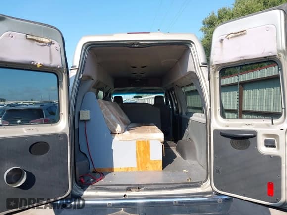 ✅ 2011 Ford Econoline Passenger XL • VIN: 1FBSS3BL3BDA15796 • Lot: 42903744. Wystawiony na IAAI z przebiegiem 82 298 mil. Bezpłatny archiwum sprzedaży aukcyjnych z USA i szczegółowy raport historii pojazdu na DreamBid. Zdjęcie 17.