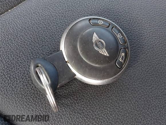 2011 MINI Hardtop with VIN WMWSU3C58BT091720, listed as a IAAI auction lot 42875190 with 60,918 mi miles and . Bid and sale history available at DreamBid. Image 11.