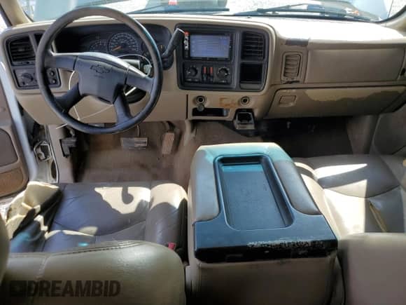 ✅ 2004 Chevrolet Silverado 1500 LS • VIN: 2GCEC13T941347409 • Лот: 70205925. Опубликован ранее на Copart с пробегом 393 526 миль. Бесплатный доступ к архиву аукционных продаж из США и подробный отчёт об истории автомобиля на DreamBid. Изображение 8.