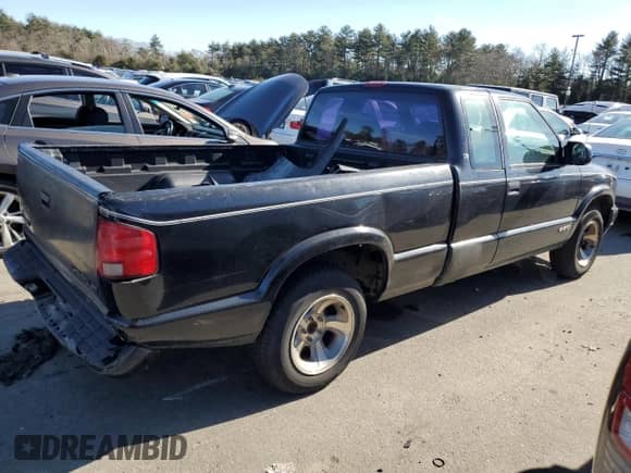 2000 Chevrolet S-10 LS z VIN 1GCCS1951Y8208557, wystawiony jako Copart lot #77857134 z przebiegiem 129 359 mil mil oraz Czysty tytuł • Clean title. Historia ofert i sprzedaży dostępna na DreamBid. Obrazek 3.