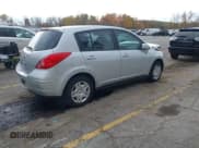 ✅ 2010 Nissan Versa SL • VIN: 3N1BC1CP1AL377393 • Lot: 43612914. Wystawiony na IAAI z przebiegiem 135 438 mil. Bezpłatny archiwum sprzedaży aukcyjnych z USA i szczegółowy raport historii pojazdu na DreamBid. Zdjęcie 4.