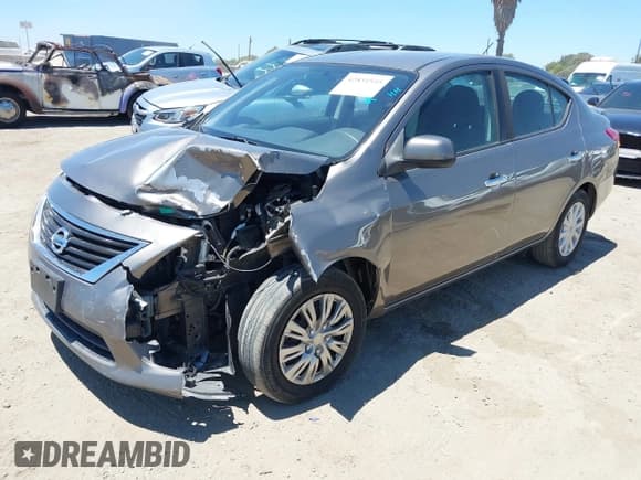 ✅ 2013 Nissan Versa S Plus • VIN: 3N1CN7AP3DL892162 • Lot: 42831545. Wystawiony na IAAI z przebiegiem 150 232 mil. Bezpłatny archiwum sprzedaży aukcyjnych z USA i szczegółowy raport historii pojazdu na DreamBid. Zdjęcie 2.