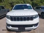 ✅ 2024 Jeep Wagoneer Series II • VIN: 1C4SJRBP3RS160105 • Lot: 43338433. Wystawiony na IAAI z przebiegiem 54 550 mil. Bezpłatny archiwum sprzedaży aukcyjnych z USA i szczegółowy raport historii pojazdu na DreamBid. Zdjęcie 12.