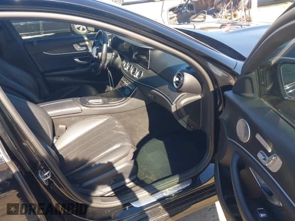 ✅ 2022 Mercedes-Benz E 350 • VIN: W1KZF8DB1NB070673 • Lot: 43487114. Listed on IAAI with 60,888 mi. Free auction sales archive from the USA and detailed vehicle history report at DreamBid. Image 5.