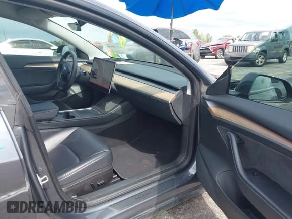 ✅ 2023 Tesla Model 3 • VIN: 5YJ3E1EA8PF451131 • Lot: 43470579. Wystawiony na IAAI z przebiegiem 70 249 mil. Bezpłatny archiwum sprzedaży aukcyjnych z USA i szczegółowy raport historii pojazdu na DreamBid. Zdjęcie 5.