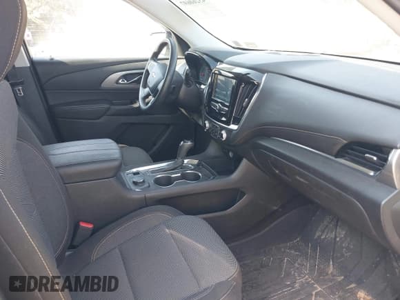 ✅ 2018 Chevrolet Traverse LS • VIN: 1GNEVFKW1JJ283913 • Lot: 43260697. Wystawiony na IAAI z przebiegiem 135 491 mil. Bezpłatny archiwum sprzedaży aukcyjnych z USA i szczegółowy raport historii pojazdu na DreamBid. Zdjęcie 5.