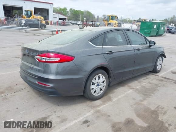 ✅ 2019 Ford Fusion S • VIN: 3FA6P0G7XKR102326 • Лот: 41920850. Опубликован ранее на IAAI с пробегом 93 002 миль. Бесплатный доступ к архиву аукционных продаж из США и подробный отчёт об истории автомобиля на DreamBid. Изображение 4.