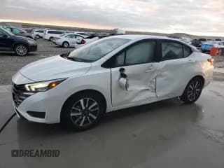 ✅ 2025 Nissan Versa SV • VIN: 3N1CN8EV3SL873235 • Лот: 92454105. Опубликован ранее на Copart с пробегом 5 978 миль. Бесплатный доступ к архиву аукционных продаж из США и подробный отчёт об истории автомобиля на DreamBid. Изображение 1.