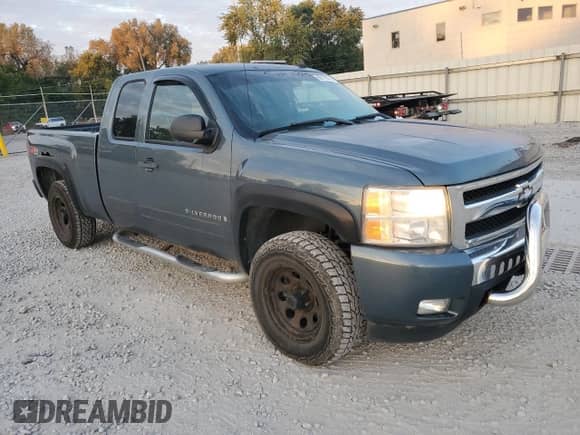 2008 Chevrolet Silverado 1500 2LT z VIN 2GCEK19J981258860, wystawiony jako Copart lot #80179055 z przebiegiem 191 835 mil mil oraz Szkoda całkowita • Salvage title. Historia ofert i sprzedaży dostępna na DreamBid. Obrazek 4.