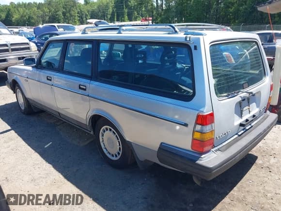 ✅ 1989 Volvo 240 DL • VIN: YV1AX8852K1834731 • Lot: 42278781. Wystawiony na IAAI z przebiegiem 288 726 mil. Bezpłatny archiwum sprzedaży aukcyjnych z USA i szczegółowy raport historii pojazdu na DreamBid. Zdjęcie 3.