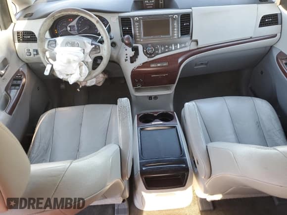 ✅ 2011 Toyota Sienna XLE • VIN: 5TDYK3DC2BS132468 • Lot: 82339955. Listed on Copart with 220,109 mi. Free auction sales archive from the USA and detailed vehicle history report at DreamBid. Image 8.