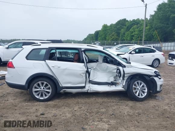 ✅ 2017 Volkswagen Golf S • VIN: 3VWH17AU5HM540511 • Lot: 42209861. Listed on IAAI with 84,978 mi. Free auction sales archive from the USA and detailed vehicle history report at DreamBid. Image 13.