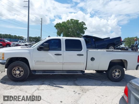 ✅ 2008 Chevrolet Silverado 2500HD 1LT • VIN: 1GCHC23648F108250 • Lot: 42503346. Wystawiony na IAAI z przebiegiem 306 258 mil. Bezpłatny archiwum sprzedaży aukcyjnych z USA i szczegółowy raport historii pojazdu na DreamBid. Zdjęcie 14.