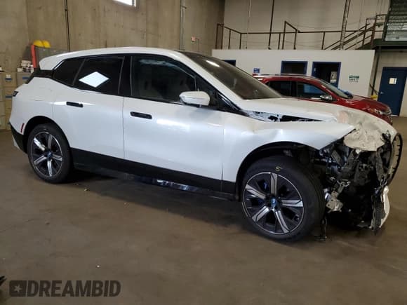 ✅ 2024 BMW iX xDrive50 • VIN: WB523CF05RCP19857 • Lot: 65476844. Wystawiony na Copart z przebiegiem 6 055 mil. Bezpłatny archiwum sprzedaży aukcyjnych z USA i szczegółowy raport historii pojazdu na DreamBid. Zdjęcie 4.