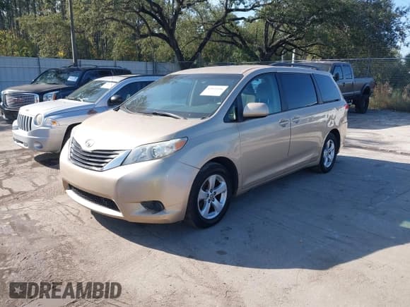 ✅ 2012 Toyota Sienna LE • VIN: 5TDKK3DC5CS228702 • Лот: 43922596. Опубликован ранее на IAAI с пробегом 187 141 миль. Бесплатный доступ к архиву аукционных продаж из США и подробный отчёт об истории автомобиля на DreamBid. Изображение 18.