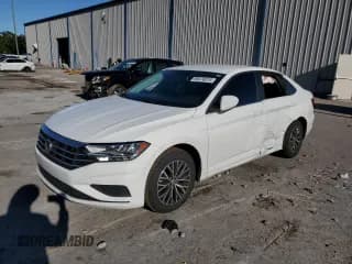 ✅ 2021 Volkswagen Jetta S • VIN: 3VWC57BU8MM053357 • Lot: 90478015. Wystawiony na Copart z przebiegiem 49 683 mil. Bezpłatny archiwum sprzedaży aukcyjnych z USA i szczegółowy raport historii pojazdu na DreamBid. Zdjęcie 1.