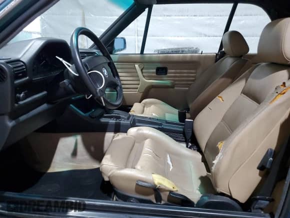 1992 BMW 3 Series z VIN WBABB2319NEC29791, wystawiony jako Copart lot #51156795 z przebiegiem 129 997 mil mil oraz Czysty tytuł • Clean title. Historia ofert i sprzedaży dostępna na DreamBid. Obrazek 7.