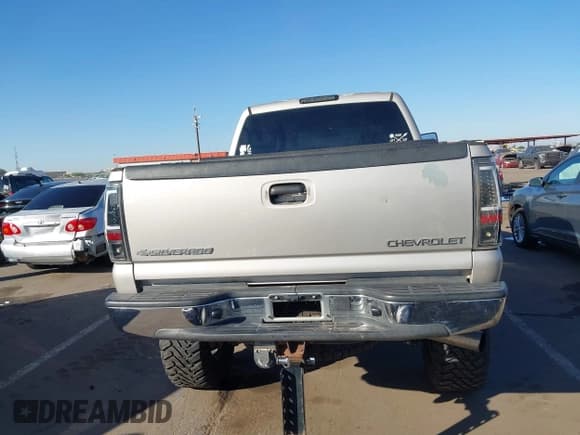 ✅ 2005 Chevrolet Silverado 2500HD Work Truck • VIN: 1GCHK23235F814332 • Lot: 43574421. Wystawiony na IAAI z przebiegiem 196 560 mil. Bezpłatny archiwum sprzedaży aukcyjnych z USA i szczegółowy raport historii pojazdu na DreamBid. Zdjęcie 17.