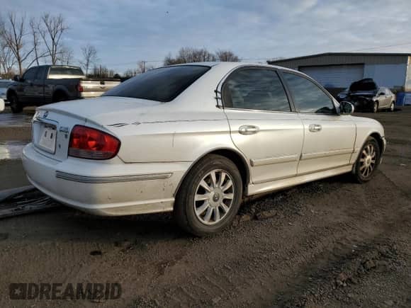 2004 Hyundai Sonata GLS z VIN KMHWF35H84A957433, wystawiony jako Copart lot #82852774 z przebiegiem 187 857 mil mil oraz Szkoda całkowita • Salvage title. Historia ofert i sprzedaży dostępna na DreamBid. Obrazek 3.
