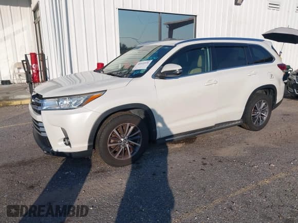 ✅ 2017 Toyota Highlander XLE • VIN: 5TDKZRFH6HS518364 • Лот: 40535936. Опубликован ранее на IAAI с пробегом 181 393 миль. Бесплатный доступ к архиву аукционных продаж из США и подробный отчёт об истории автомобиля на DreamBid. Изображение 2.