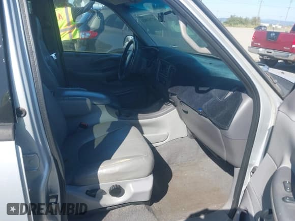 ✅ 1999 Ford Expedition XLT • VIN: 1FMRU17L0XLB03294 • Lot: 42761803. Listed on IAAI with 265,901 mi. Free auction sales archive from the USA and detailed vehicle history report at DreamBid. Image 5.