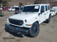 ✅ 2024 Jeep Wrangler Sahara • VIN: 1C4RJXP69RW130862 • Lot: 43330781. Wystawiony na IAAI z przebiegiem 22 670 mil. Bezpłatny archiwum sprzedaży aukcyjnych z USA i szczegółowy raport historii pojazdu na DreamBid. Zdjęcie 2.