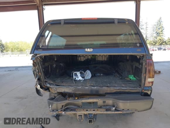 ✅ 2001 Chevrolet Silverado 2500HD LS • VIN: 1GCHK29U41E185737 • Lot: 42054208. Wystawiony na IAAI z przebiegiem 305 413 mil. Bezpłatny archiwum sprzedaży aukcyjnych z USA i szczegółowy raport historii pojazdu na DreamBid. Zdjęcie 16.