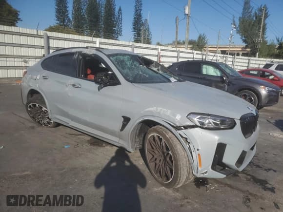 ✅ 2023 BMW X4 M • VIN: 5YM23EC00P9S11365 • Lot: 83022114. Wystawiony na Copart z przebiegiem 15 151 mil. Bezpłatny archiwum sprzedaży aukcyjnych z USA i szczegółowy raport historii pojazdu na DreamBid. Zdjęcie 4.