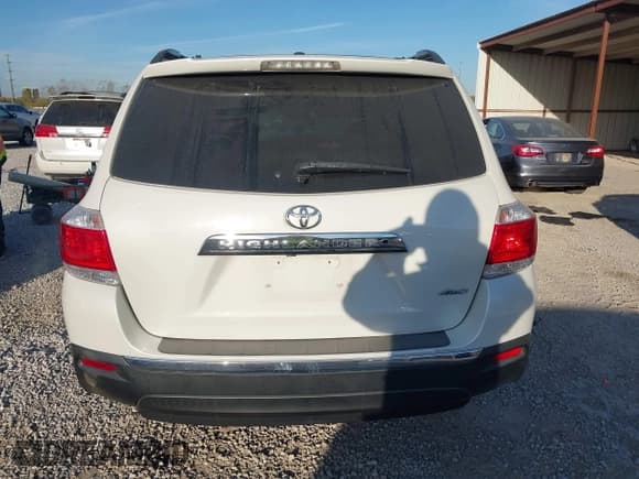 ✅ 2013 Toyota Highlander Plus • VIN: 5TDBK3EH5DS225827 • Lot: 43533454. Listed on IAAI with 113,826 mi. Free auction sales archive from the USA and detailed vehicle history report at DreamBid. Image 16.