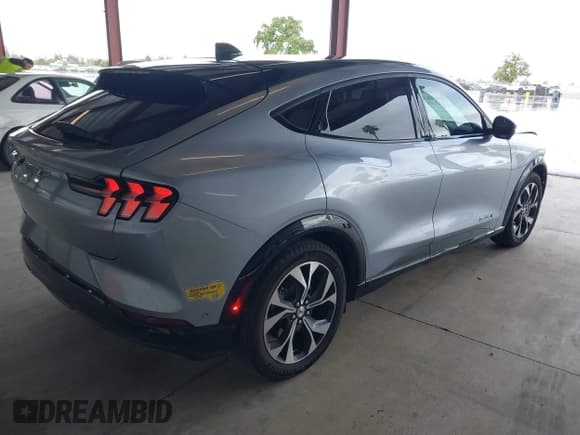 ✅ 2022 Ford Mustang Mach-E Premium • VIN: 3FMTK3R73NMA26889 • Lot: 41916352. Wystawiony na IAAI z przebiegiem 36 441 mil. Bezpłatny archiwum sprzedaży aukcyjnych z USA i szczegółowy raport historii pojazdu na DreamBid. Zdjęcie 4.