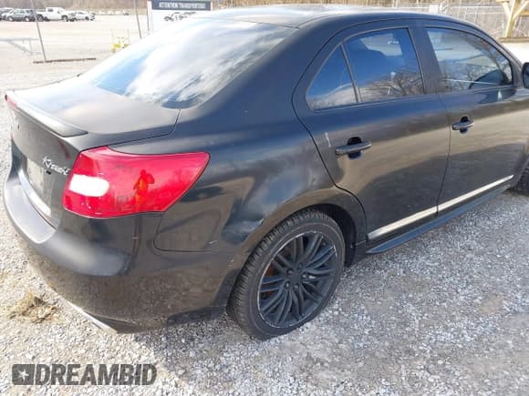 ✅ 2011 Suzuki Kizashi SLS Sport • VIN: JS2RE9A88B6110074 • Lot: 41669072. Wystawiony na IAAI z przebiegiem 145 148 mil. Bezpłatny archiwum sprzedaży aukcyjnych z USA i szczegółowy raport historii pojazdu na DreamBid. Zdjęcie 6.