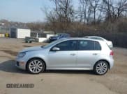 ✅ 2013 Volkswagen Golf TDI w/Sunroof & Nav • VIN: WVWNM7AJ1DW031965 • Lot: 41805349. Wystawiony na IAAI z przebiegiem 184 738 mil. Bezpłatny archiwum sprzedaży aukcyjnych z USA i szczegółowy raport historii pojazdu na DreamBid. Zdjęcie 14.