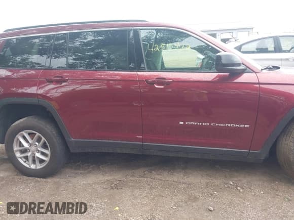 ✅ 2024 Jeep Grand Cherokee Altitude • VIN: 1C4RJKAG8R8528766 • Lot: 42515472. Listed on IAAI with 8,967 mi. Free auction sales archive from the USA and detailed vehicle history report at DreamBid. Image 13.