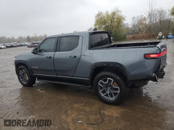 ✅ 2022 Rivian R1T Adventure • VIN: 7FCTGAAA9NN015865 • Lot: 82739835. Wystawiony na Copart z przebiegiem 42 890 mil. Bezpłatny archiwum sprzedaży aukcyjnych z USA i szczegółowy raport historii pojazdu na DreamBid. Zdjęcie 2.