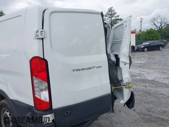 ✅ 2018 Ford Transit • VIN: 1FTYR2YMXJKB11642 • Lot: 42235879. Wystawiony na IAAI z przebiegiem 149 561 mil. Bezpłatny archiwum sprzedaży aukcyjnych z USA i szczegółowy raport historii pojazdu na DreamBid. Zdjęcie 6.