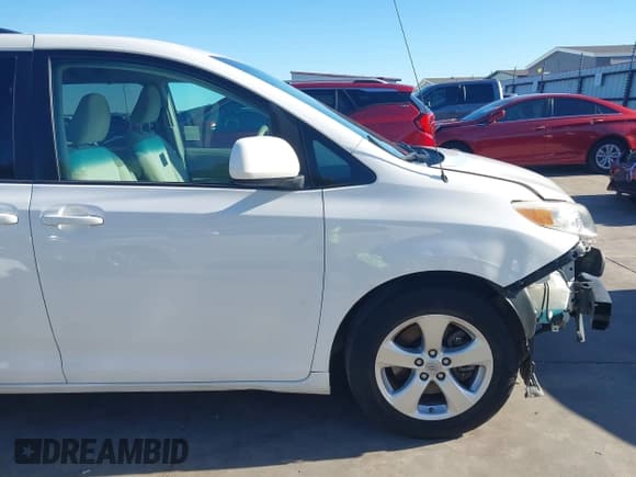 ✅ 2014 Toyota Sienna LE • VIN: 5TDKK3DCXES434133 • Lot: 43587885. Listed on IAAI with 111,272 mi. Free auction sales archive from the USA and detailed vehicle history report at DreamBid. Image 18.