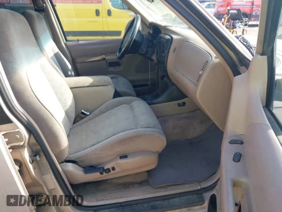 ✅ 1997 Ford Explorer Eddie Bauer • VIN: 1FMDU32X8VZC30353 • Lot: 42259734. Wystawiony na IAAI z przebiegiem 249 106 mil. Bezpłatny archiwum sprzedaży aukcyjnych z USA i szczegółowy raport historii pojazdu na DreamBid. Zdjęcie 5.