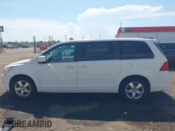 ✅ 2009 Volkswagen Routan SE • VIN: 2V8HW34199R541626 • Lot: 42852160. Listed on IAAI with 211,367 mi. Free auction sales archive from the USA and detailed vehicle history report at DreamBid. Image 14.