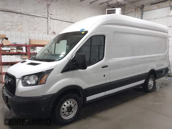 ✅ 2022 Ford Transit Cargo • VIN: 1FTBR3U80NKA65006 • Lot: 43872189. Wystawiony na IAAI z przebiegiem 42 872 mil. Bezpłatny archiwum sprzedaży aukcyjnych z USA i szczegółowy raport historii pojazdu na DreamBid. Zdjęcie 2.