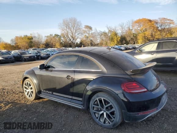 ✅ 2018 Volkswagen Beetle Dune • VIN: 3VWSD7AT8JM714856 • Lot: 77493564. Wystawiony na Copart z przebiegiem 29 154 mil. Bezpłatny archiwum sprzedaży aukcyjnych z USA i szczegółowy raport historii pojazdu na DreamBid. Zdjęcie 2.