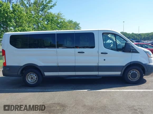 ✅ 2016 Ford Transit XL • VIN: 1FBZX2ZM2GKA01299 • Lot: 42590732. Wystawiony na IAAI z przebiegiem 219 058 mil. Bezpłatny archiwum sprzedaży aukcyjnych z USA i szczegółowy raport historii pojazdu na DreamBid. Zdjęcie 13.