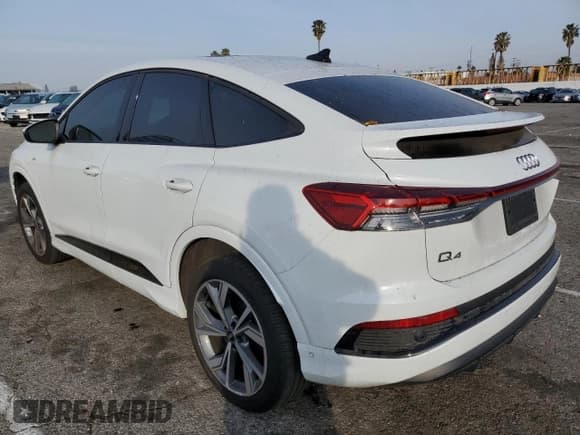 ✅ 2023 Audi Q4 e-tron Sportback Premium Plus • VIN: WA132BFZ4PP079760 • Lot: 43279455. Wystawiony na Copart z przebiegiem 9 754 mil. Bezpłatny archiwum sprzedaży aukcyjnych z USA i szczegółowy raport historii pojazdu na DreamBid. Zdjęcie 2.