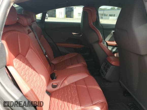 ✅ 2024 Audi RS e-tron GT • VIN: WAUBHBFW9R7901796 • Lot: 84634575. Wystawiony na Copart z przebiegiem 9 311 mil. Bezpłatny archiwum sprzedaży aukcyjnych z USA i szczegółowy raport historii pojazdu na DreamBid. Zdjęcie 10.