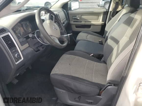 2009 Dodge 1500 SLT z VIN 1D3HV18TX9S777920, wystawiony jako Copart lot #82834554 z przebiegiem 143 558 mil mil oraz Czysty tytuł • Clean title. Historia ofert i sprzedaży dostępna na DreamBid. Obrazek 7.