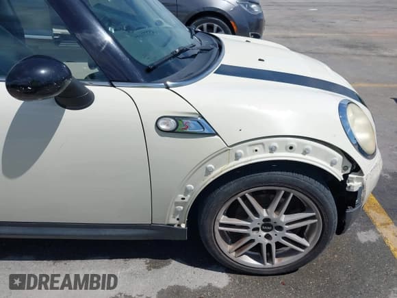 ✅ 2007 MINI Hardtop S • VIN: WMWMF73567TL89619 • Lot: 42807828. Wystawiony na IAAI z przebiegiem 201 371 mil. Bezpłatny archiwum sprzedaży aukcyjnych z USA i szczegółowy raport historii pojazdu na DreamBid. Zdjęcie 6.