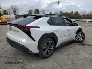 ✅ 2023 Subaru Solterra Premium • VIN: JTMABABA3PA004915 • Lot: 72092213. Wystawiony na Copart z przebiegiem 7 564 mil. Bezpłatny archiwum sprzedaży aukcyjnych z USA i szczegółowy raport historii pojazdu na DreamBid. Zdjęcie 3.